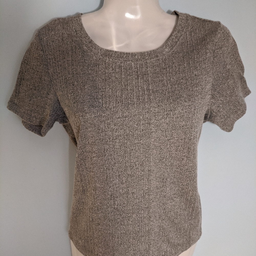 Juniors cropped short sleeve black gray small top